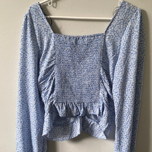 2 for $10! H&M Blue Floral Ruched Tie Top M - Picture 5 of 5
